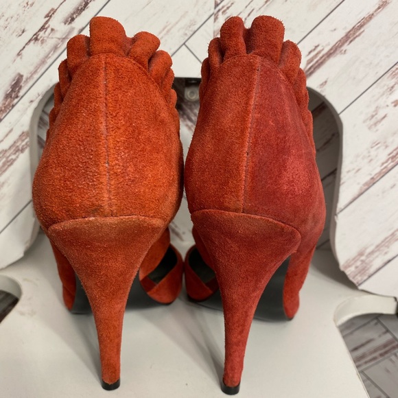 Gorgeous Carlos Red Suede Flare Heels - Picture 5 of 5